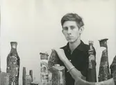 Keramikern Bengt Berglund inför sin debututställning på varuhuset PUB 1963.
Personer: Bengt Berglund