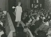 Modevisning för KF i Bergasalen 1961. Under året såldes 390 klänningar, kanske tack vare de två modevisningar som arrangerades.
