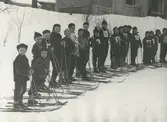 Radhusmästerskapen. Skidtävling för barn.
Personer: Från vänster: Bo Svenson nr 9, Tommy Pettersson nr 11.