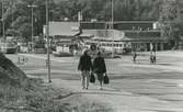 Busshållplatsen och Domus i Gustavsbergs Centrum.
Personer: okända