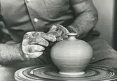 Detaljbild. Gustavsbergs Studio. Drejning av stengodsvas.
Personer: Berndt Friberg