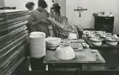 Interiör. Hushållsporslinsfabriken. Dekoravdelningen.
Personer: Britt-Louise Sundell, formgivare i mitten och Santina Grosselli t.h.