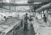 Interiör, Sanitetsporslinsfabriken. Gjutning och putsning av wc-stolar.<br>
Personer: okända