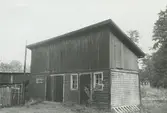 Extgeriör. Vagnsskjul för Bageriet, Bagarvägen i Gustavsberg utmed Bagarns träsk.