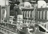 Interiör, Sanitetsporslinsfabriken. Hantering av putsade och avtorkade handfat.
Personer: okänd