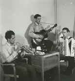 Interiör, bostadshotellet för unga män, Mariagatan 13. Pågående fritidsaktiviteter.
Personer: okända