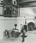 Interiörbild, Hushållsporslinsfabriken.
Personer: Fabriksarbetare.