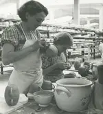 Interiörbild, Hushållsporslinsfabriken. Hänkelpåsättning och putsning av koppar.
Personer: Två fabriksarbeterskor.