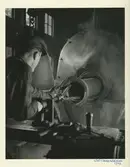 Interiörbld.Tillverkning av centrifugalrör. Centrifugalrörsfabriken i Oxelösund, 1947.
Personer: Fabriksarbetare.