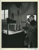 Interiörbld. Centrifugalrörsfabriken i Oxelösund, 1947.
Personer: Fabriksarbetare.