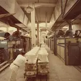 Interiörbild. Sanitetsporslinsfabriken. WC-stolar klara för bränning.
Personer: Fabriksarbetare.