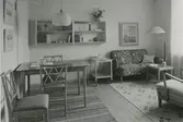 Interiörbild, vardagsrum. Sannolikt Grindstugärde från utställningen Så ska vi haÂ´t  med fyra möblerade lägenheter arrangerad av arkitekt Olof Thunström och Svenska Slöjdföreningen.