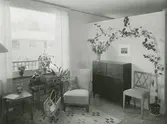 Interiörbild, vardagsrum. Sannolikt Grindstugärde från utställningen Så ska vi haÂ´t  med fyra möblerade lägenheter arrangerad av arkitekt Olof Thunström och Svenska Slöjdföreningen.
