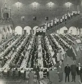 Interiörbild. Fotocollage. Personalfest i Stockholms Stadshus, Blå Hallen 1/9, 1949 med anledning av KF:s 50-årsjubileum.
Personer: Samtliga anställda på Gustavsbergs Fabriker AB.
