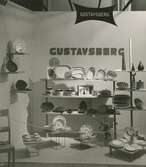 Utställning av hushållsporslin och prydnadsföremål från Gustavsbergs Fabriker.