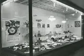 Interiörbild. Utställning på Artium, Korsgatan i Göteborg för Gustavsbergs porslindsfabrik i samband med rikskampanjen i Domusvaruhusen för Kombinera-Variera benporslin-ugnsporslin.