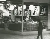 Exteriörbild. Gustavsberg 150 år. Utställning på PUB-varuhuset i Stockholm City. Skyltning med hushållsporslin m m.
Personer: okänd