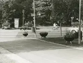 Gustavsbergs Centrum innan den nya centrumanläggningen byggts. <br>Foto taget vid Runda huset. Gamla taxistationen.
Personer: Okänd person..