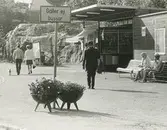 Exteriörbild. Gustavsbergs centrum. Kiosk.
Personer: okända
