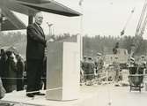 Exteriörbild. Invigning av det nybyggda Domus den 24 april 1964, Gustavsbergs centrum.
Personer: Talare: Harry Pettersson