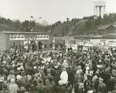 Exteriörbild. Scenunderhållning i samband med invigningen den 24 april 1964 av det nybyggda Domus, Gustavsbergs centrum.
Personer: Okända personer.