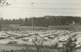 Exteriörbild. Parkeringsplats med plats för ca 600 bilar vid Domus, Gustavsbergs centrum.