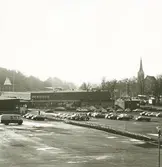 Exteriörbild. Bilparkering utanför Domus, Gustavsbergs centrum.