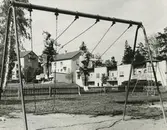 Exteriör. Hästhagen, lekpark.
Personer: okända