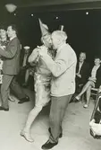 Interör. Dans i samband med festlighet. Sannolikt kräftskiva 1968 på Gustavsgården.
Personer: okända