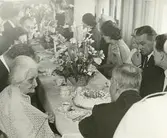 Interör. Sannolikt Gustavsgården. Hundraåringen Anna Stein firas på bemärkelsedagen 1967.
Personer: okända