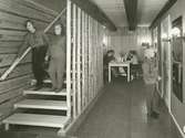 Interiörbild. Scoutverksamhet för ungdomar på missionsförsamlingens SMU-gård, Skärgårdsvägen 14.<br>
Personer: Teresa Bonini t.h. i trappan och okända