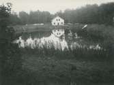 Exteriör. Tvättstugan vid Bagarns träsk, Gustavsberg. Riven i samband med byggnationen av Runda huset 1953 strax intill.