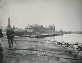 Exteriör. Vid Farstavikens inlopp, Gustav Isaksson på vandring. <br>(f. 1864 + 1907).