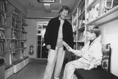 Interiör. Bokbusse besöks av Ann Forslund. Ambulerande bibliotek.
Personer: Skolstyrelsens ordförande Ann Forslund och okänd