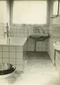 Interiör, fastighet i Hästhagen. Ett mycket modern utrustat badrum med fönster. Troligen i något av de flerfamiljshus med två- och trerumslägenheter som byggdes av KF under perioden 1937-1953.