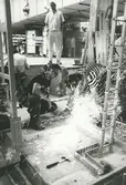Interiör. Gustavsbergs fabiker. Pågående svetsarbete, sannolikt  i samband med installation av tunnelugnar.
Personer: okända