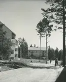 Exteriör. Konsumbutik, Hästhagen.
Personer: okända