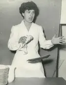 Interiör, Materiallaboratoriet. Utförande av hållfasthetstest av hushållsgods.
Personer: okänd