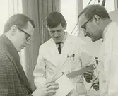 Interiör. Materiallaboratoriet.
Personer: okända