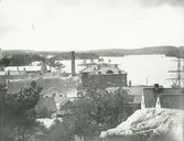 Exteriör. Utsikt över Gustavsbergs fabriksområde och Gula byggningen från Kvarnberget.
