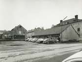 Exteriör. Parkering, hamnen.
Personer: okänd