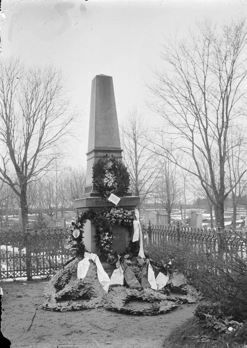 Henri Osti's Fotografiateliér, Professor Christopher Jacob Boströms gravvård, Uppsala gamla kyrkogård, Uppsala 1911