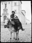 Kvinna och barn på en åsna. Troligen Ronda, Spanien.