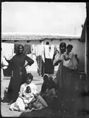 En grupp kvinnor och barn. Troligen Ronda, Spanien.
