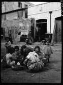 Lekande barn på gata. Troligen Ronda, Spanien