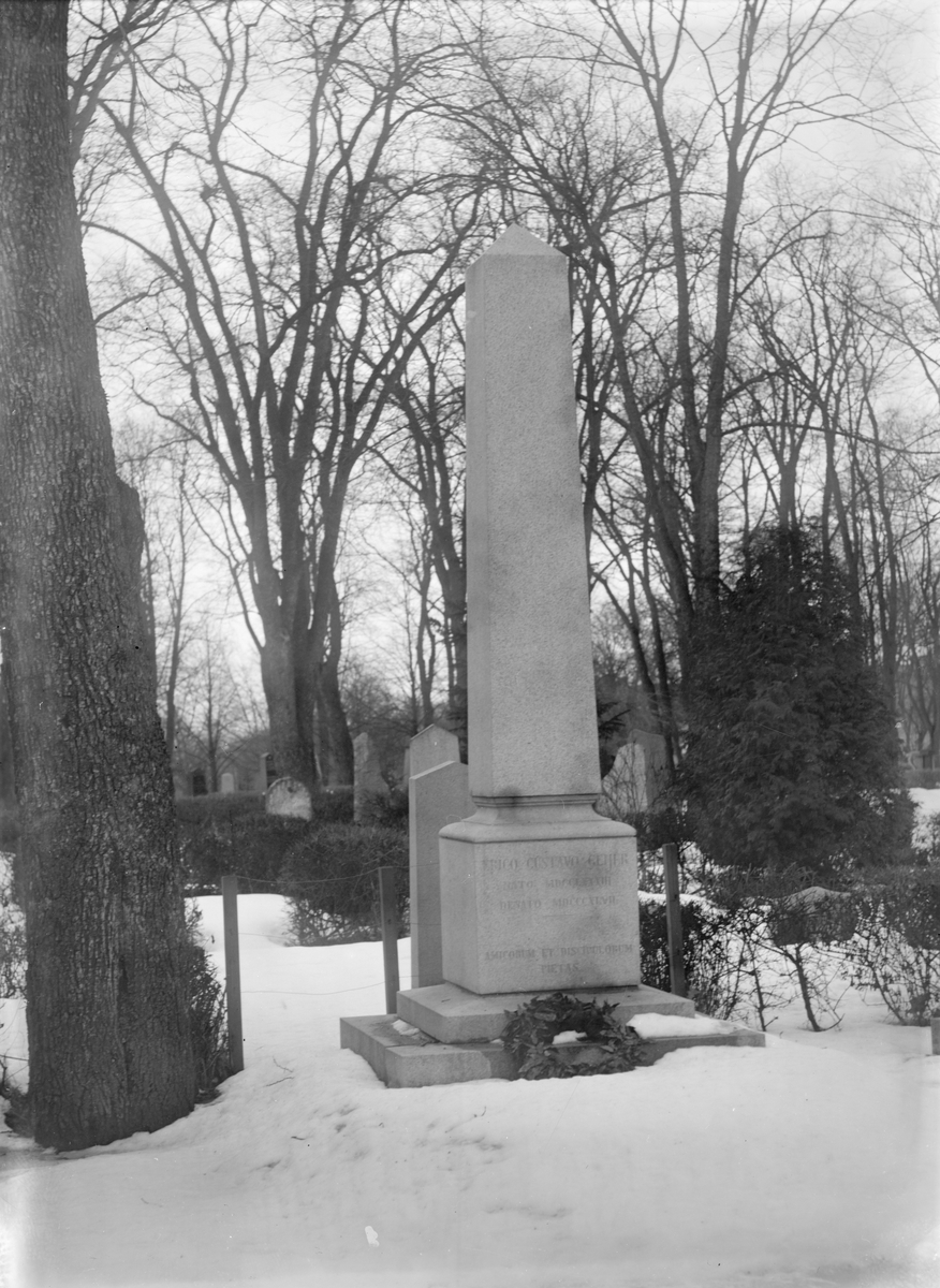 Henri Osti's Fotografiateliér, Erik Gustaf Geijers gravvård, Uppsala gamla kyrkogård, Uppsala 1911