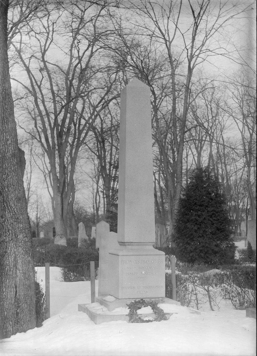 Henri Osti's Fotografiateliér, Erik Gustaf Geijer’s Grave Care, Uppsala Old Cemetery, Uppsala 1911