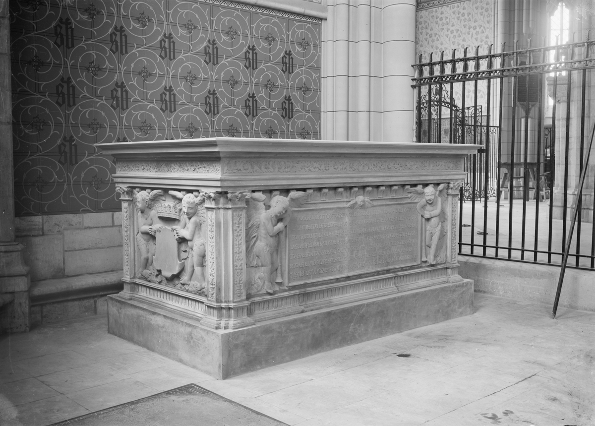 Henri Osti's Fotografiateliér, Tomb Monument of Catherine of Saxony-Lauenburg in Finstakoret, Uppsala Cathedral, Uppsala before 1914