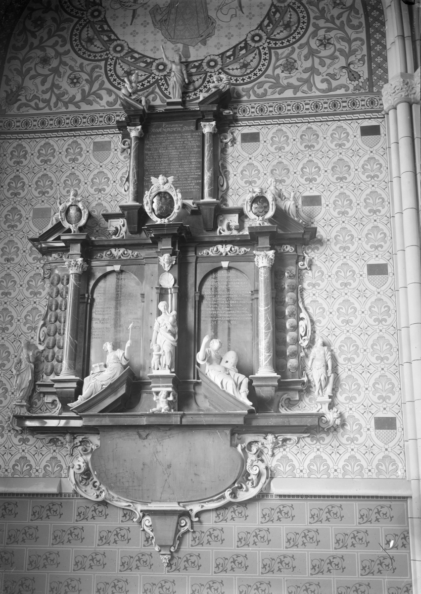Henri Osti's Fotografiateliér, Epitafium över Svante, Nils och Erik Sture i Sturekoret, Uppsala domkyrka, Uppsala före 1914