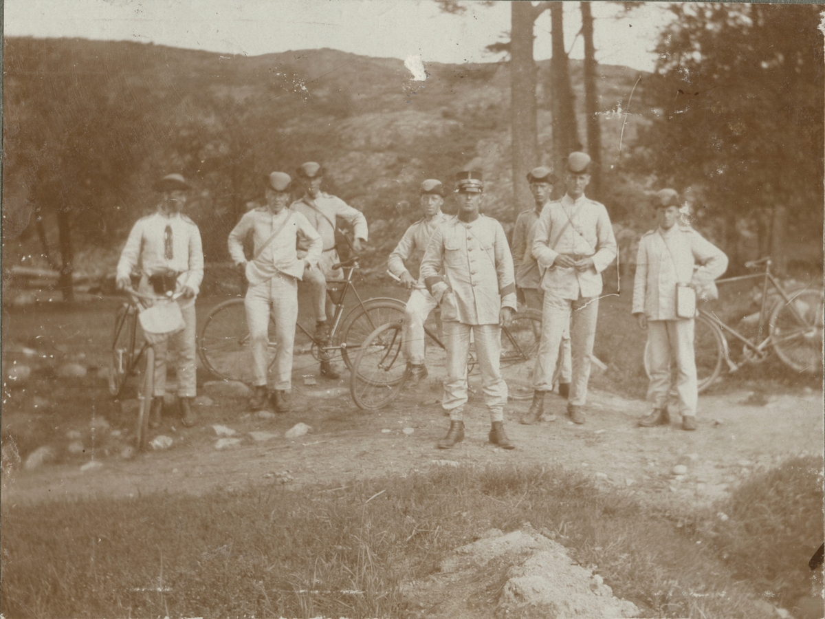 Unknown artist, Fotoalbum innehållande bilder från officerskursen på Militärhögskolan Karlberg åren 1916-1917. Förutom Karlberg finns också bilder från Strömsund, Storlien, Varberg och Vaxholm.